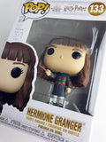 Funko Pop! Harry Potter Hermione Granger vinyl figure number 133 in its original window box packaging, featuring the character with brown hair and a striped sweater.
דמות פופ (בובת פופ) בגודל "3.75 (9.5 ס"מ) של Hermione Granger מהליין של Harry Potter.
זוהי דמות מספר 133 בסדרה, יוצרה ע"י Funko בשנת 2021, חדשה באריזה במצב טוב.
הרמיוני גריינג'ר הארי פוטר סרט שרביט 
דמות פעולה אקשן פיגר בובה צעצוע אספנות איסוף וינטג' וינטאג' וינטייג' וינטאייג' רטרו ס"מ סנטימטר 4" "4 אינץ' מחיר מבצע
