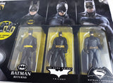 Batman Returns Trilogy action figure set in its original window box packaging, featuring three Batman figures from The Dark Knight trilogy on a black and yellow background.
מארז דמויות פעולה - אקשן פיגרים בגודל "4 (10 ס"מ) של באטמן המבוססות על הופעותיו בסרטים: Batman Returns, The Dark Knight Trilogy, Batman V Superman: Dawn of Justice.
המארז יוצר ע"י Spin Masters בשנת 2024, חדש ובמצב טוב.
על קלף (אריזה) משלה.
דמות פעולה אקשן פיגר בובה צעצוע אספנות איסוף וינטג' וינטאג' וינטייג' וינטאייג' רטרו מחיר מבצע