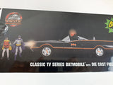Packaged Batman die-cast figure set featuring the Batmobile and two Batman figures on a black box with 'Die-Cast Wheels Lights!' branding.
מארז הכולל Batmobile אלקטרונית* בקנ"מ של 1:18 (בגודל של כ"10.5 - 26 ס"מ) ודמויות בגודל "3 (7.5 ס"מ) של באטמן ורובין.
המארז יוצר ע"י Jada Toys בשנת 2019, חדש ובמצב טוב.
הבאטמוביל בקנ"מ כולה עשויה מתכת (הצמיגים מגומי) והיא מאוד מפורטת ובנויה היטב. ניתן להכניס לה סוללות והפנסים האחוריים והקדמיים ידלקו! זוהי המבוססת על הסדרה הקלאסית משנת 1966.
מחיר מבצע באטמן רובין