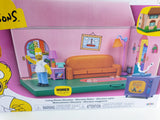 The Simpsons Homer Living Room toy set in its original packaging, featuring a pink 3D diorama living room with an orange couch, green floor, and a small Homer figure.
מארז המכיל דמות פעולה - אקשן פיגר בגודל "2.5 (6 ס"מ) של הומר ודיורמה של הסלון של משפחת סימפסון.
המארז יוצר ע"י ג'אקס פסיפיק בשנת 2024, חדש ובמצב טוב.
הדיורמה מציגה את הסלון של משפחת סימפסון מבפנים ואת החלק החיצוני של הבית מהצד השני. סט משחק פלייסט 
דמות פעולה אקשן פיגר בובה צעצוע אספנות איסוף וינטג' וינטאג' וינטייג' וינטאייג' רטרו מחיר מבצע 