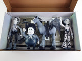 A boxed set of four stylized toy figures arranged inside an open cardboard display box. The set includes a cowboy-like figure in a striped shirt, a round-faced figure in a dark outfit, a gray horse-like character, and a female figure in a cow-print dress.
מארז דמויות פעולה אקשן פיגרים בקנ"מ של "7 (17.5 ס"מ) מהסרט צעצוע של סיפור.
המארז יוצר ע"י Mattel בשנת 2023, חדש ובמצב טוב.
הדמויות בקנ"מ שמתאים לדמויות בגודל הגדלים הם בין "5 (12.5 ס"מ) ל-"8 (20 ס"מ).
וודי ג'סי בולזאיי סטינקי פיט מחיר מבצע רטרו שחור לבן